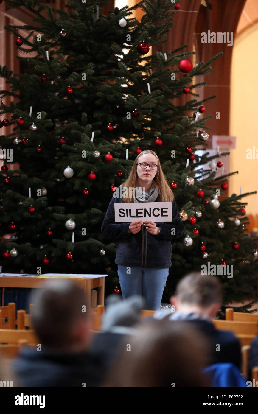 Leonhardskirche. Réunion européenne de la jeunesse de Taize à Bâle. Le Silence. La Suisse. Banque D'Images