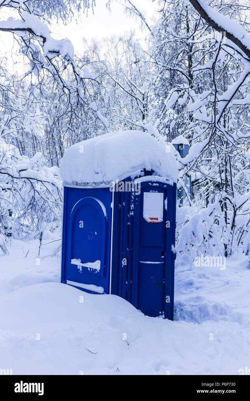 Après la chute de neige. Les toilettes en plastique dans le parc est recouvert d'un capuchon de neige blanc propre. Site sur les parcs, la nature, la météo, les saisons, les cataclysmes. Banque D'Images