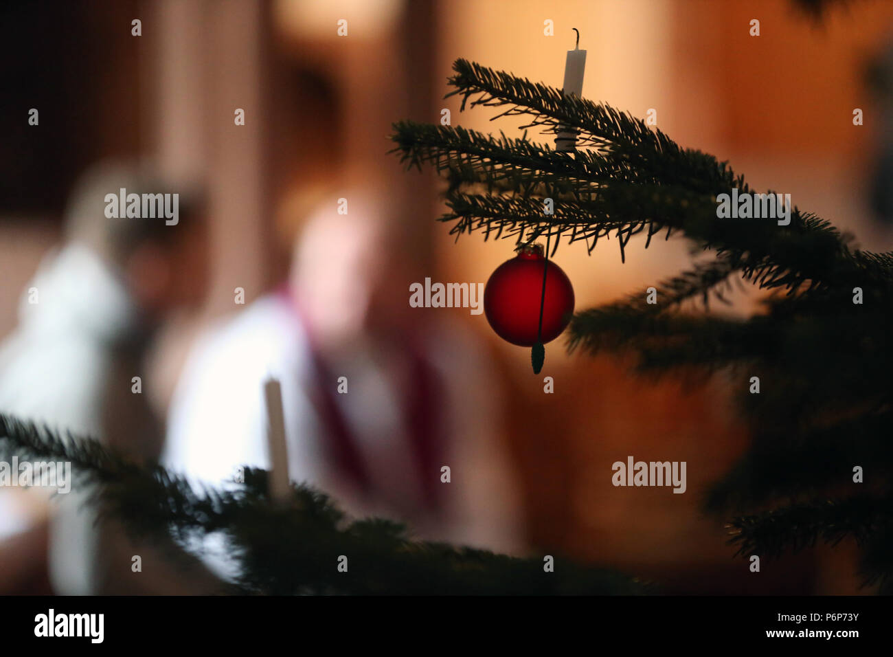 Leonhardskirche. Réunion européenne de la jeunesse de Taize à Bâle. Sacrement de la réconciliation. Arbre de Noël. Bâle. La Suisse. Banque D'Images