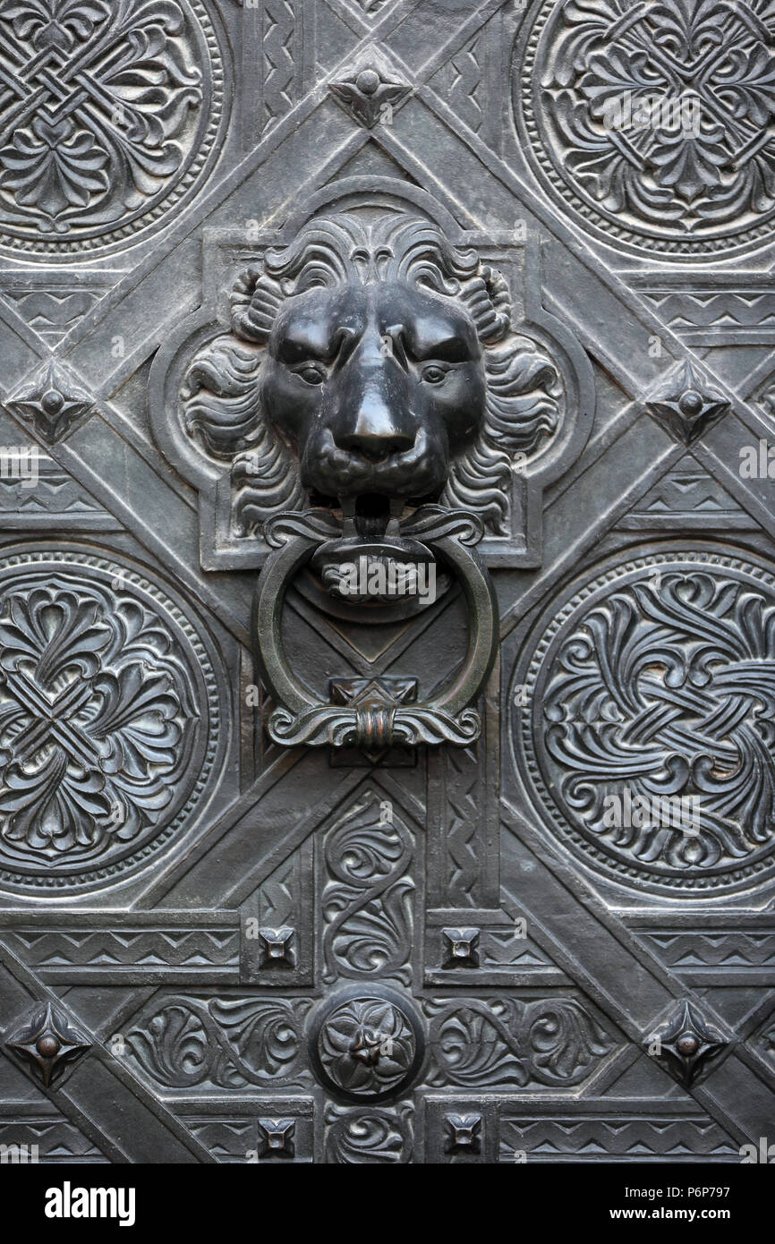 La Cathédrale La cathédrale de Bâle. Tête de Lion heurtoir . La Suisse. Banque D'Images