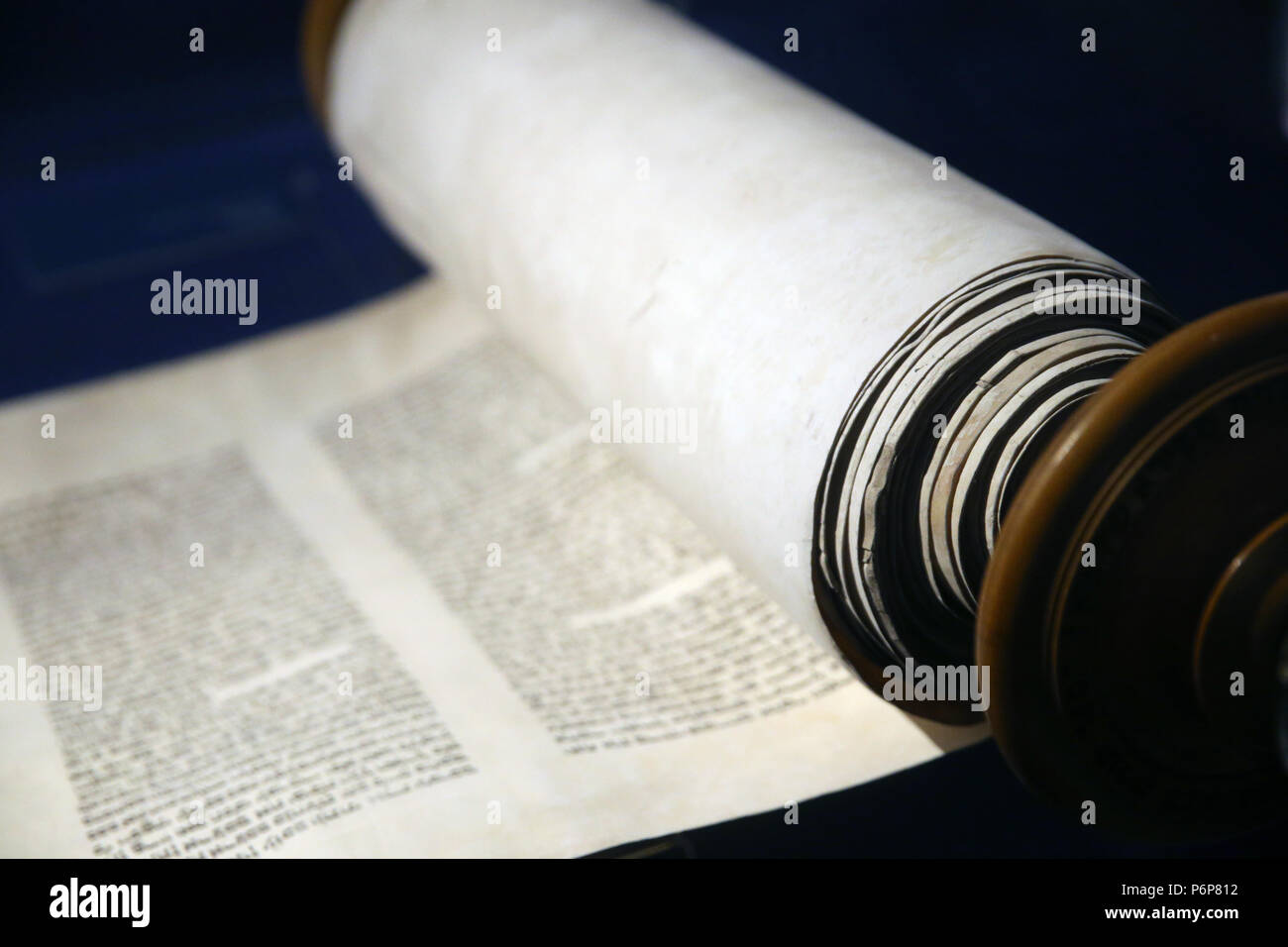 Musée juif de la Suisse. Bâle. Vieille Torah écrit avec l'hébreu. Close-up. Banque D'Images