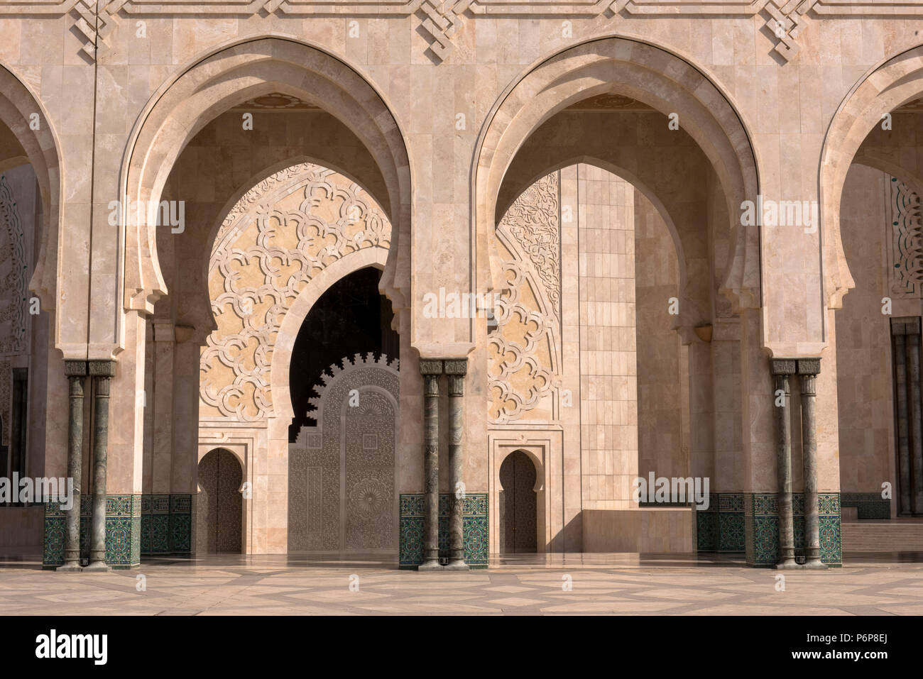 Colonnade en marbre Ã l'entrÃ©e de la MosquÃ©e Hassan II. Casablanca, Maroc. Banque D'Images