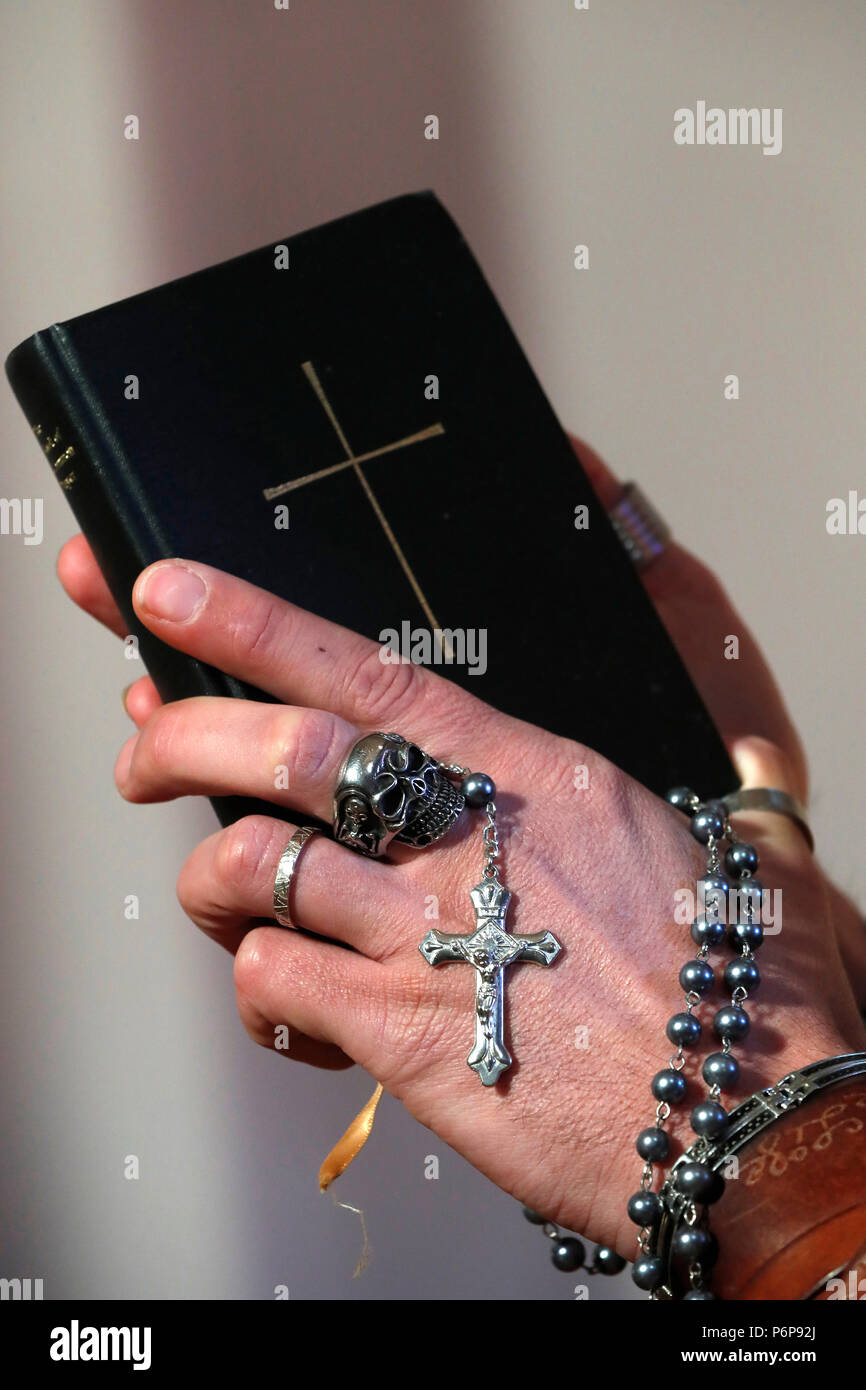 Bague homme avec tête de prier le chapelet et la lecture de la bible.  Close-up. La France Photo Stock - Alamy