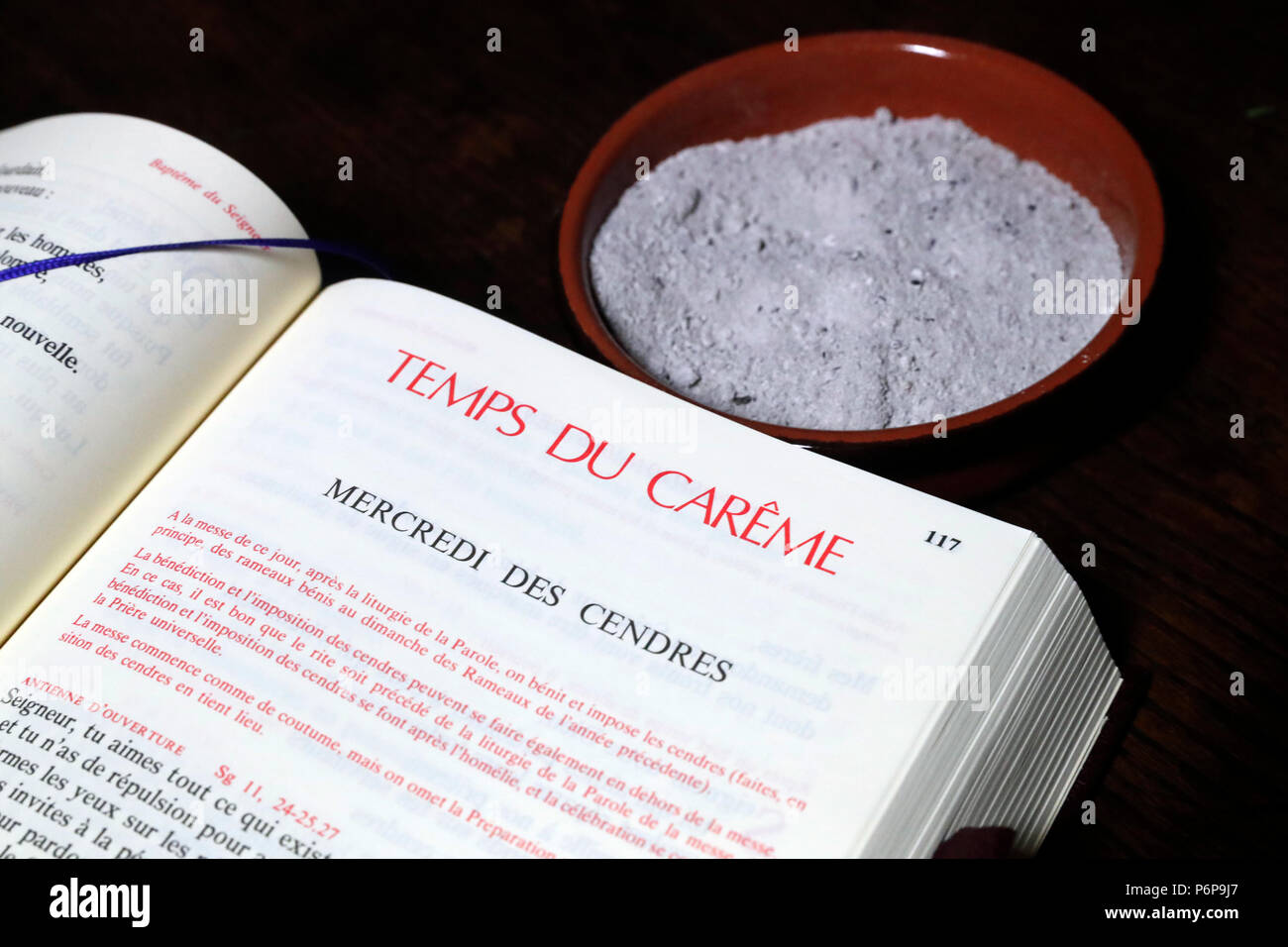 Messe catholique. Le mercredi des cendres célébration dans une église catholique romaine. Le Fayet. La France. Banque D'Images