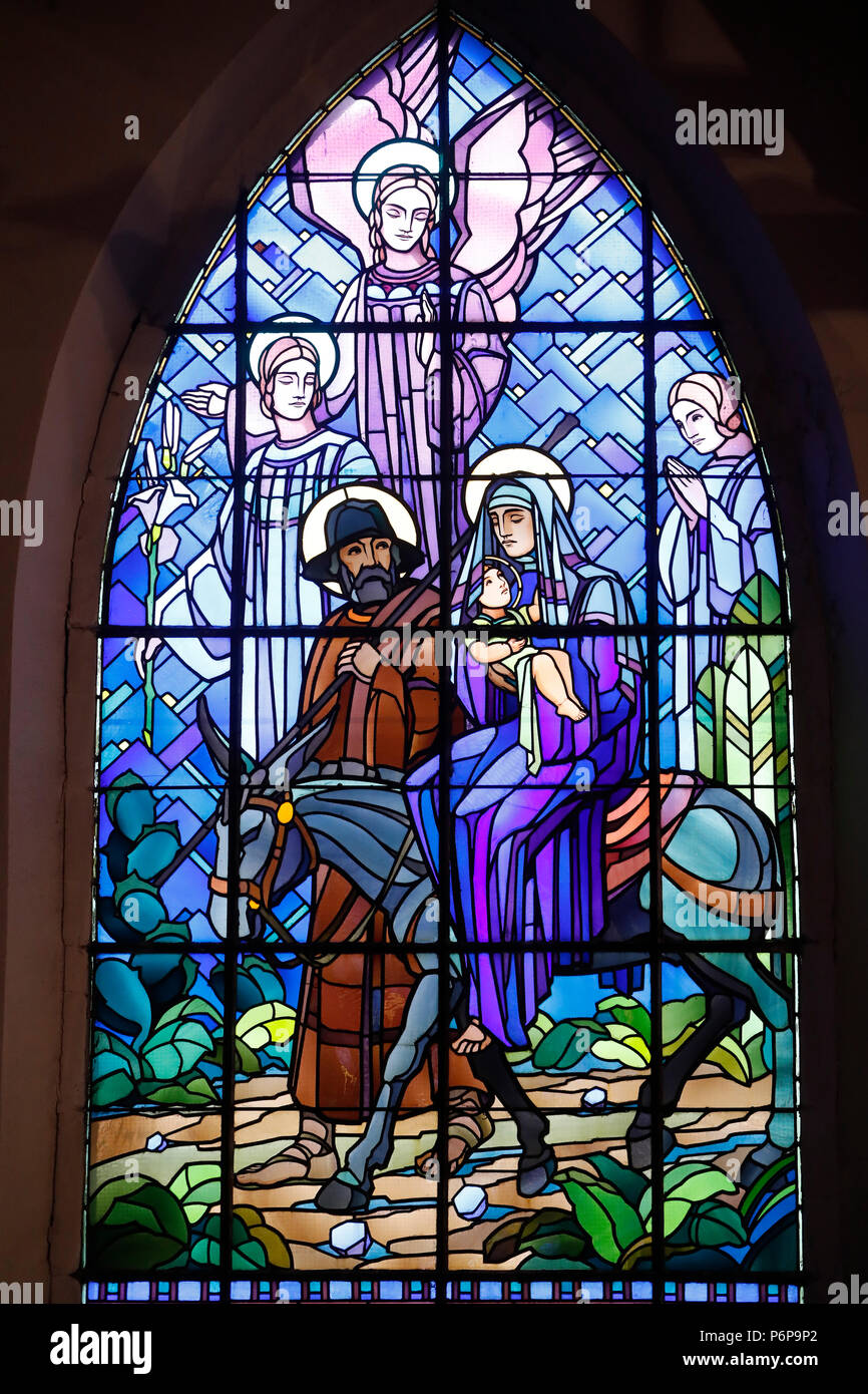 L'église Saint-Joseph. La Fuite en Égypte. Sainte Famille. Vitrail par Raphaël Lardeur. Chedde. La France. Banque D'Images L'église Saint-Joseph. La Fuite en Égypte. Sainte Famille. Vitrail par Raphaël Lardeur. Chedde. La France. Banque D'Images
