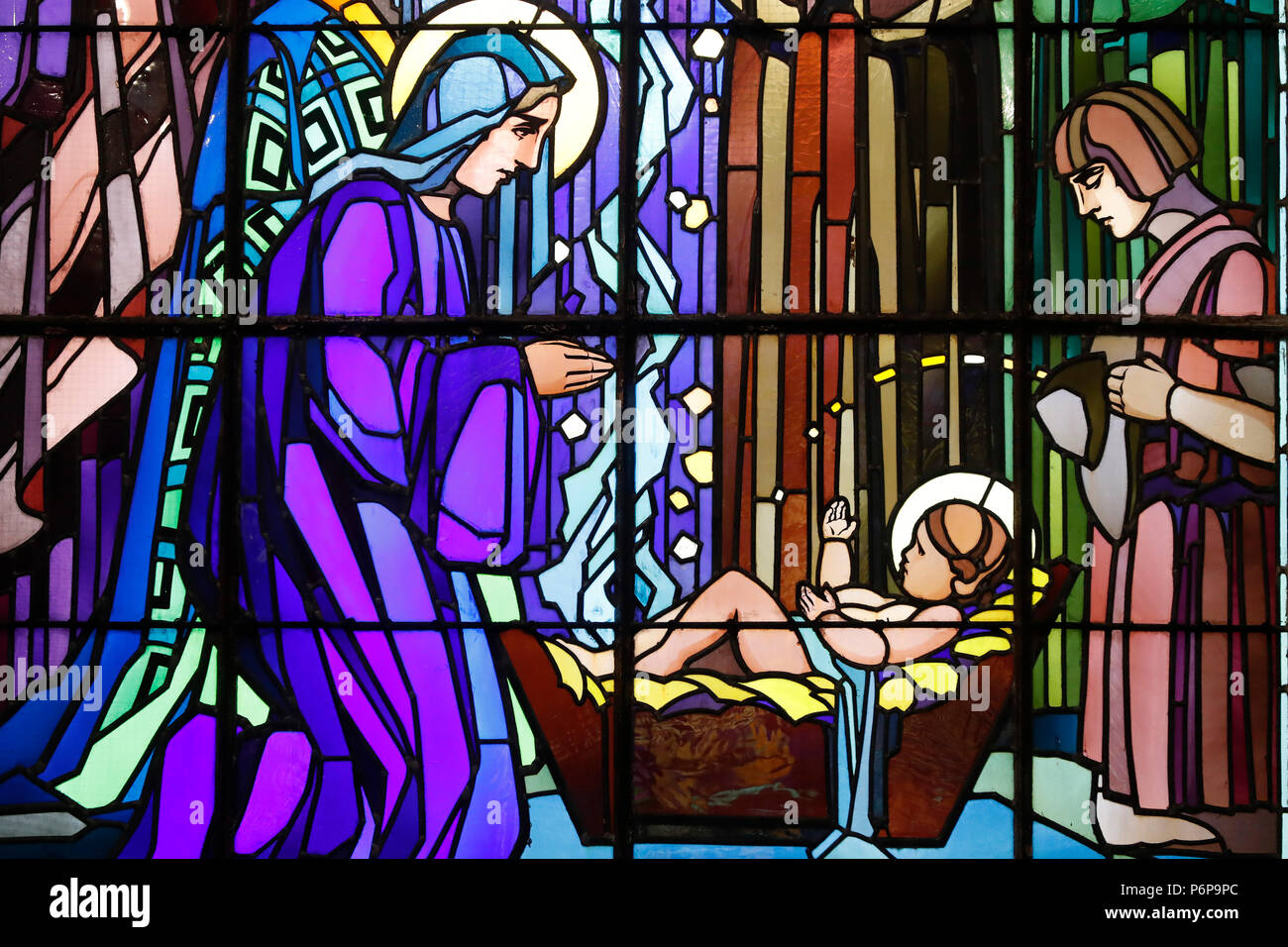Nativité du Christ. Crèche de Noël. L'église Saint-Joseph. Nativité du Christ. Vitrail par Raphaël Lardeur. Chedde. La France. Banque D'Images Nativité du Christ. Crèche de Noël. L'église Saint-Joseph. Nativité du Christ. Vitrail par Raphaël Lardeur. Chedde. La France. Banque D'Images