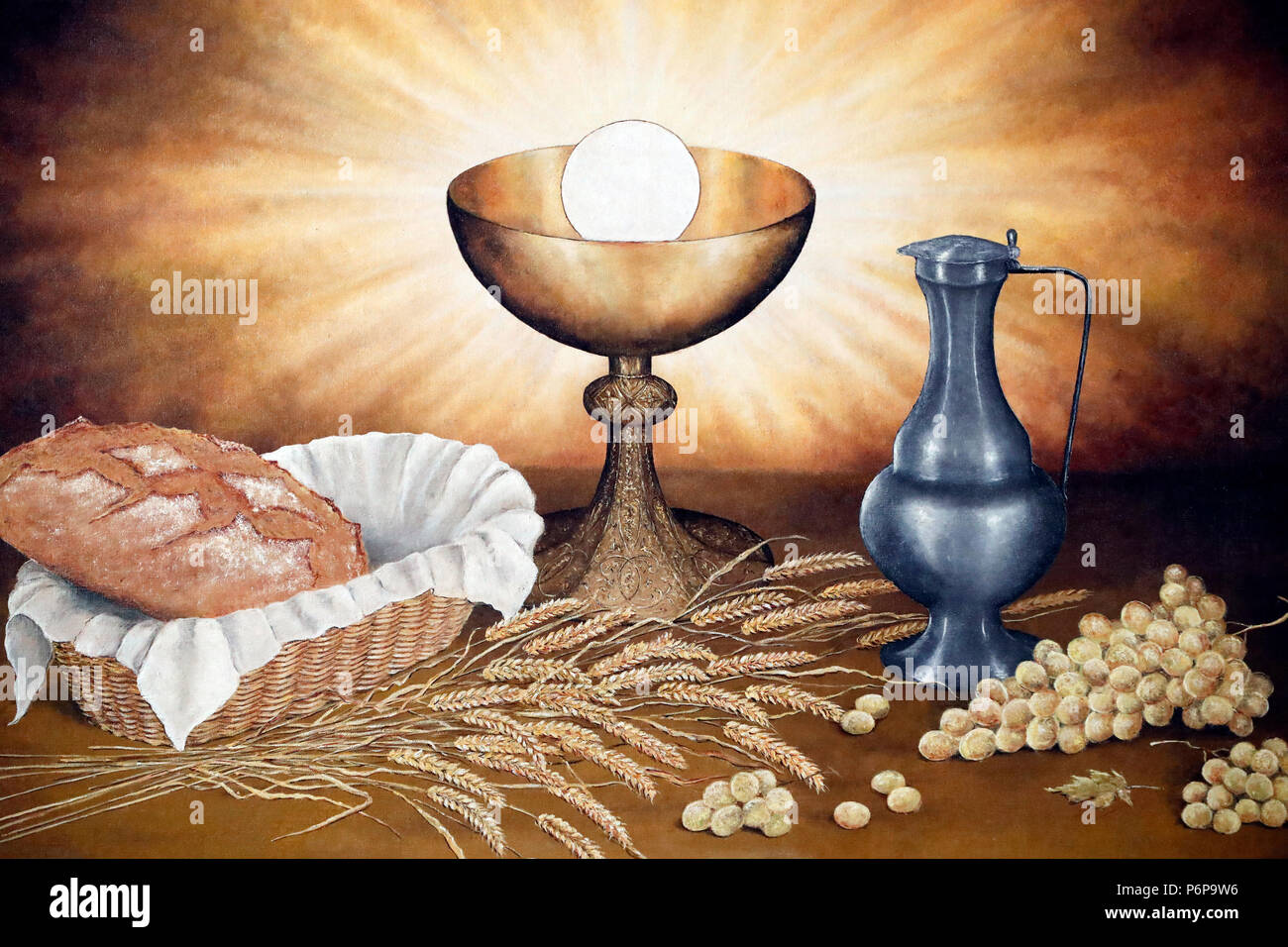 L'église Saint-André. Table de communion avec coupe de vin, des raisins, du pain et du blé. Banque D'Images