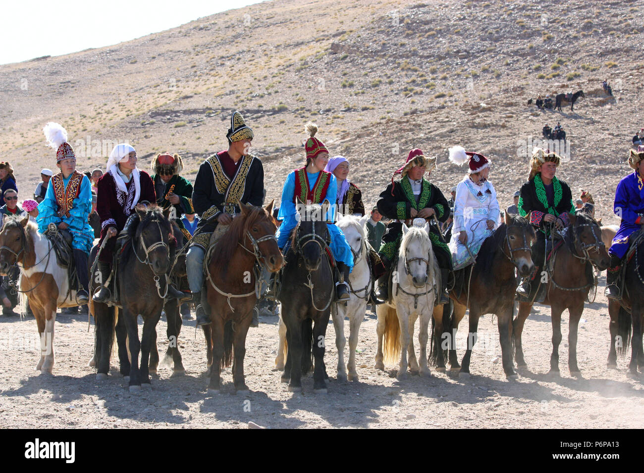 Mongolie - 25 juillet : cavaliers mongols en costume traditionnel avec l'aigle royal lors de la fête de l'Aigle royal Nom 'Festival' Juillet Banque D'Images