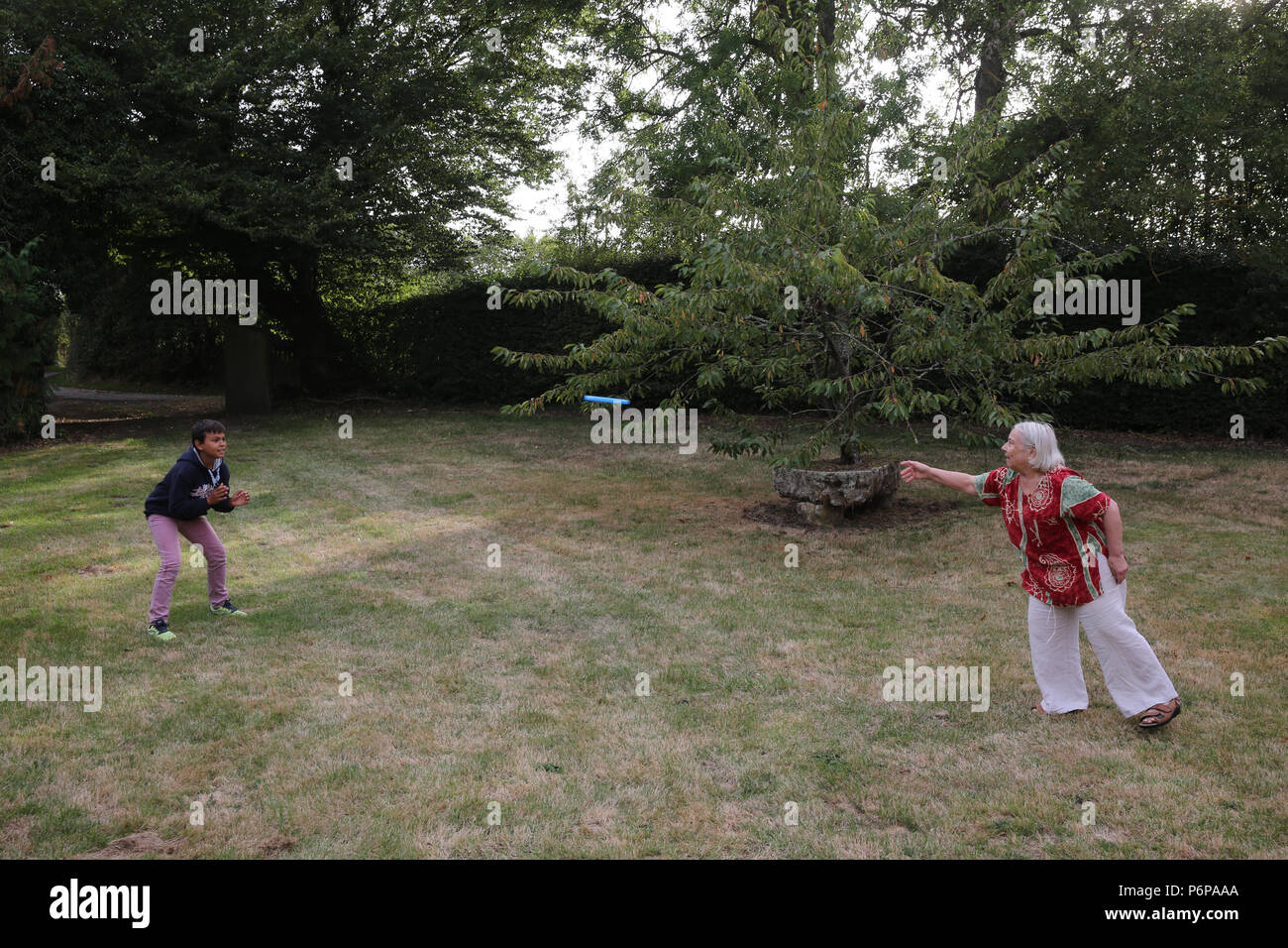 Garçon de 11 ans des frisbees avec sa grand-mère. La France. Banque D'Images