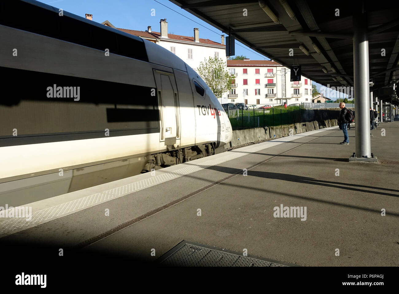 Le TGV (Train Grande Vitesse) exploité par la SNCF. La gare de Bellegarde. La France. Banque D'Images