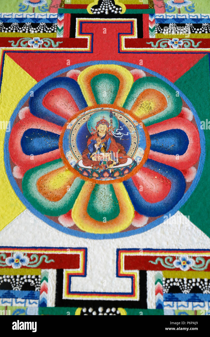 Mandala de sable du bouddhisme tibétain. Padmasambhava aussi connu sous le nom de Guru Rinpoché. Banque D'Images