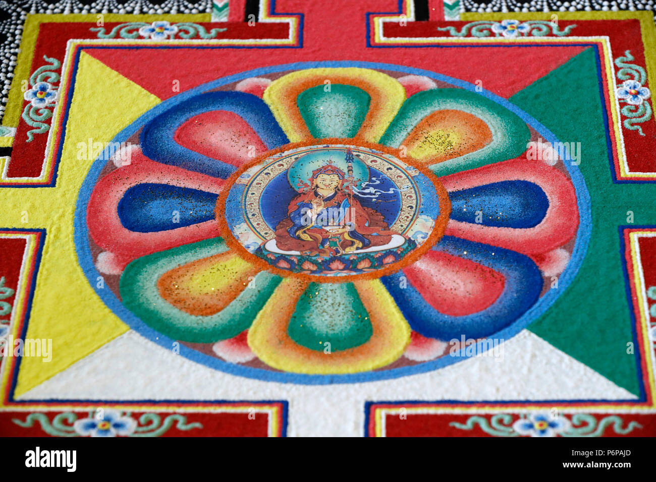 Mandala de sable du bouddhisme tibétain. Padmasambhava aussi connu sous le nom de Guru Rinpoché. Banque D'Images