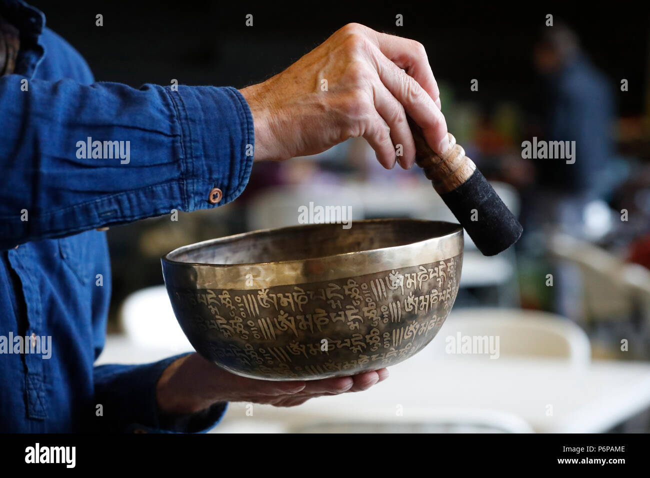 L'homme à l'aide d'un bol chantant bouddhiste. Banque D'Images