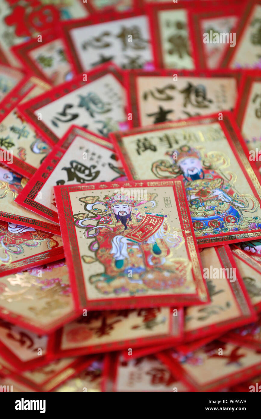 Enveloppes rouges hongbao ( ) pour le Nouvel An chinois. La couleur rouge est un symbole de chance. La France. Banque D'Images