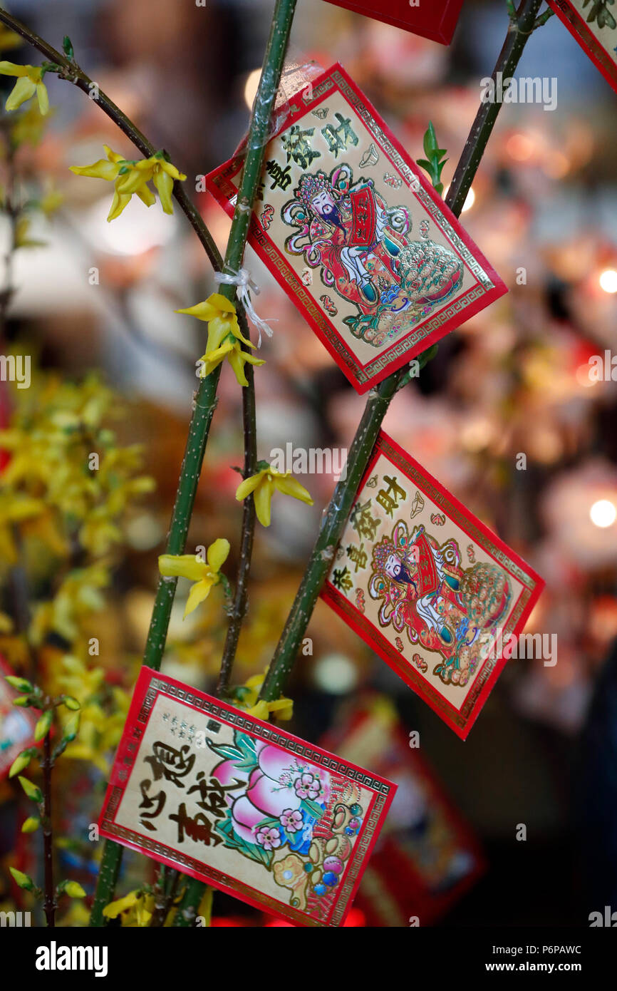 Enveloppes rouges hongbao ( ) pour le Nouvel An chinois. La couleur rouge est un symbole de chance. La France. Banque D'Images
