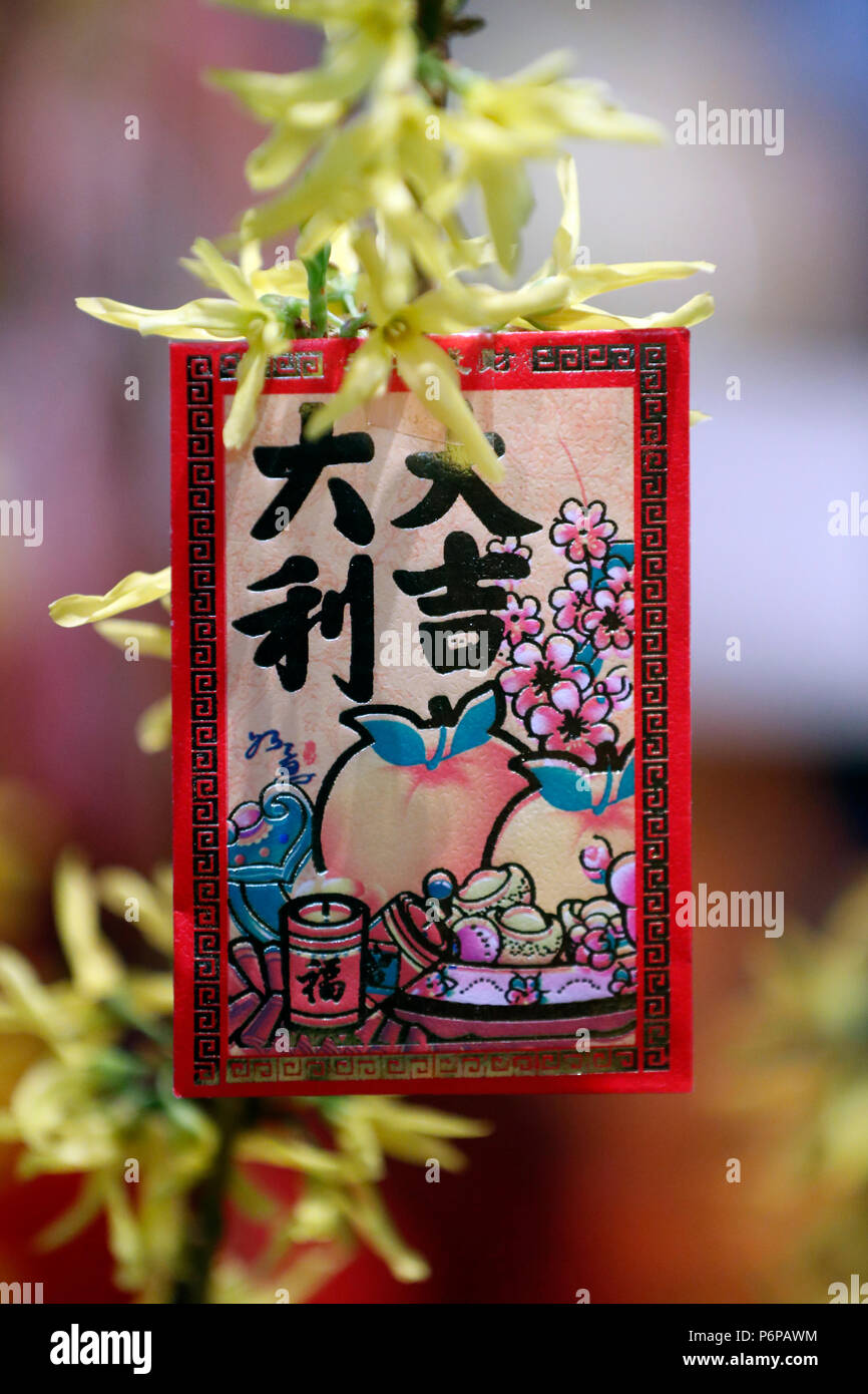 Enveloppes rouges hongbao ( ) pour le Nouvel An chinois. La couleur rouge est un symbole de chance. La France. Banque D'Images