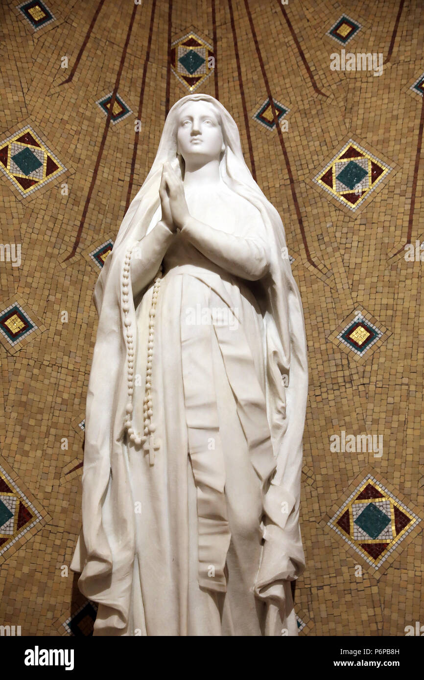 L'église catholique Saint-Pierre de Neuilly. Neuilly, France. Notre Dame de Lourdes statue. Banque D'Images