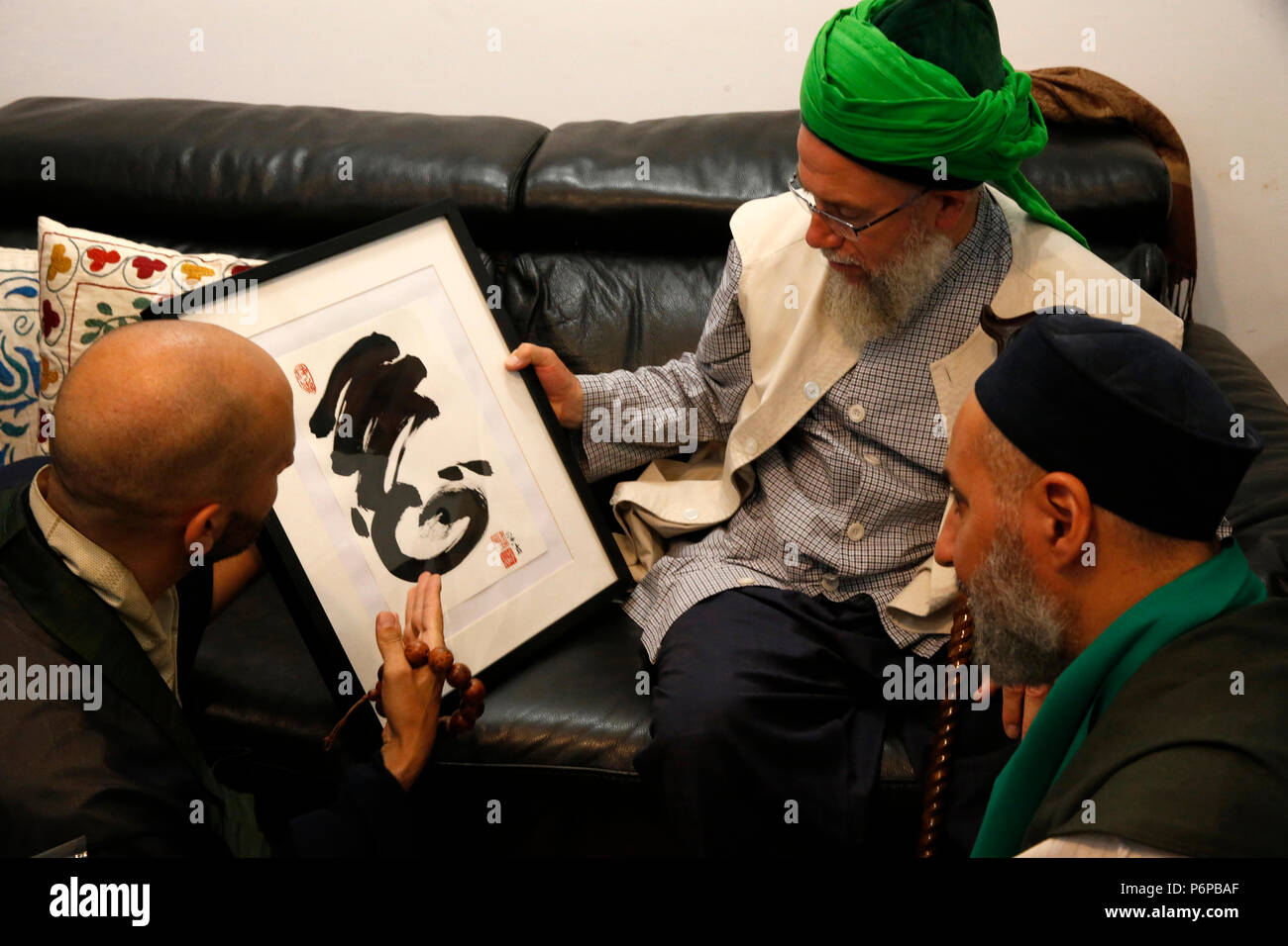Maître bouddhiste Zen offrant une calligraphie de Mawlana Cheikh Mehmet Efendi à Saint-Ouen, France. Banque D'Images