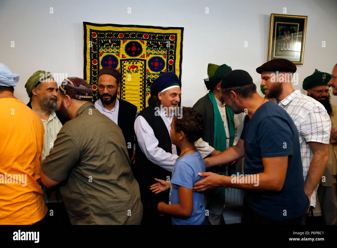 Les musulmans soufi Naqshbandi se saluer après avoir prié à Saint-Ouen, France. Banque D'Images