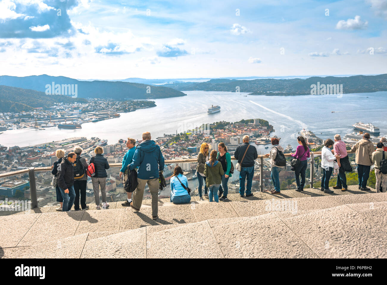 Panorama ville Bergen, Norvège, vue depuis le mont Floyen auprès des touristes Banque D'Images