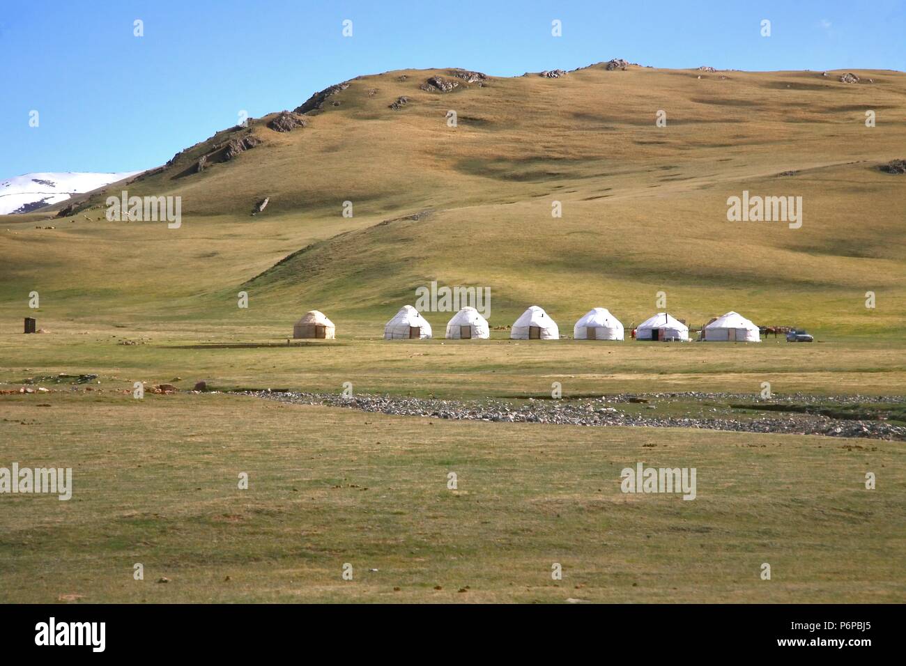 Camp de ger dans une grande prairie à Ulaanbaatar en Mongolie , Banque D'Images