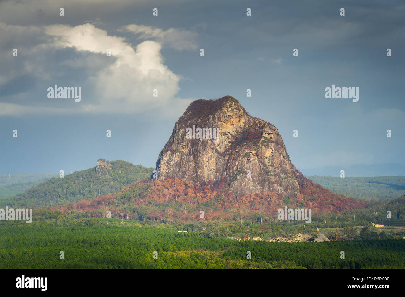 Mont Tibrogargan dans Glass House Mountains. Banque D'Images