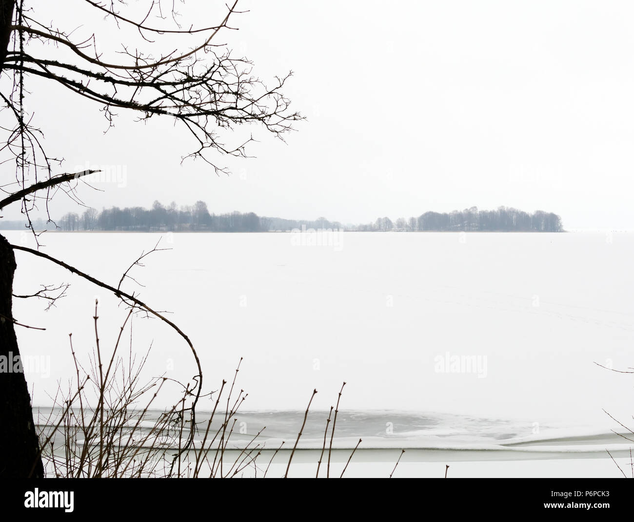 Un paysage tranquille minimaliste. Fond naturel. Vue aérienne panoramique de style minimaliste. Des tons noir et blanc dans la photographie minimaliste. Banque D'Images