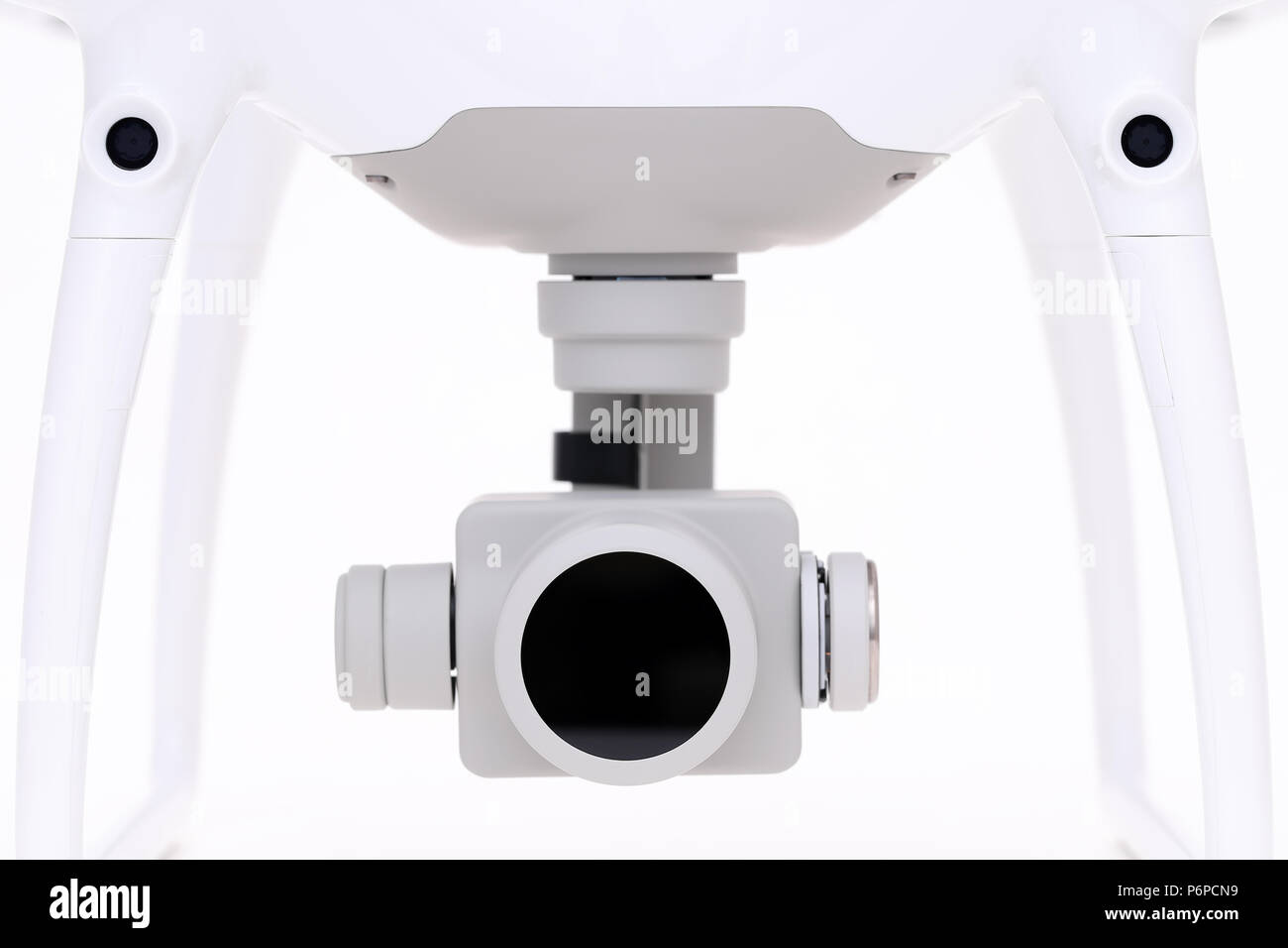 Close up de petite caméra sur drone de cardan sur fond blanc Banque D'Images