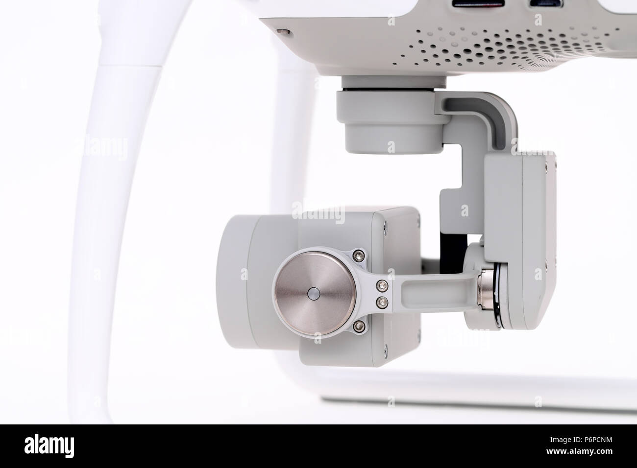 Close up de petite caméra sur drone de cardan sur fond blanc Banque D'Images