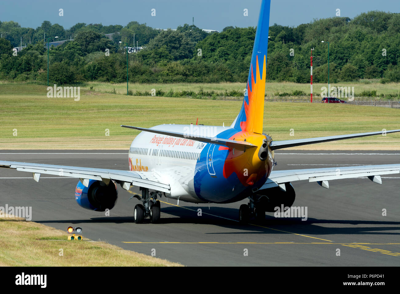 Jet2 Boeing 737-8MG roulement au décollage à l'aéroport de Birmingham, UK (G-JZHM) Banque D'Images