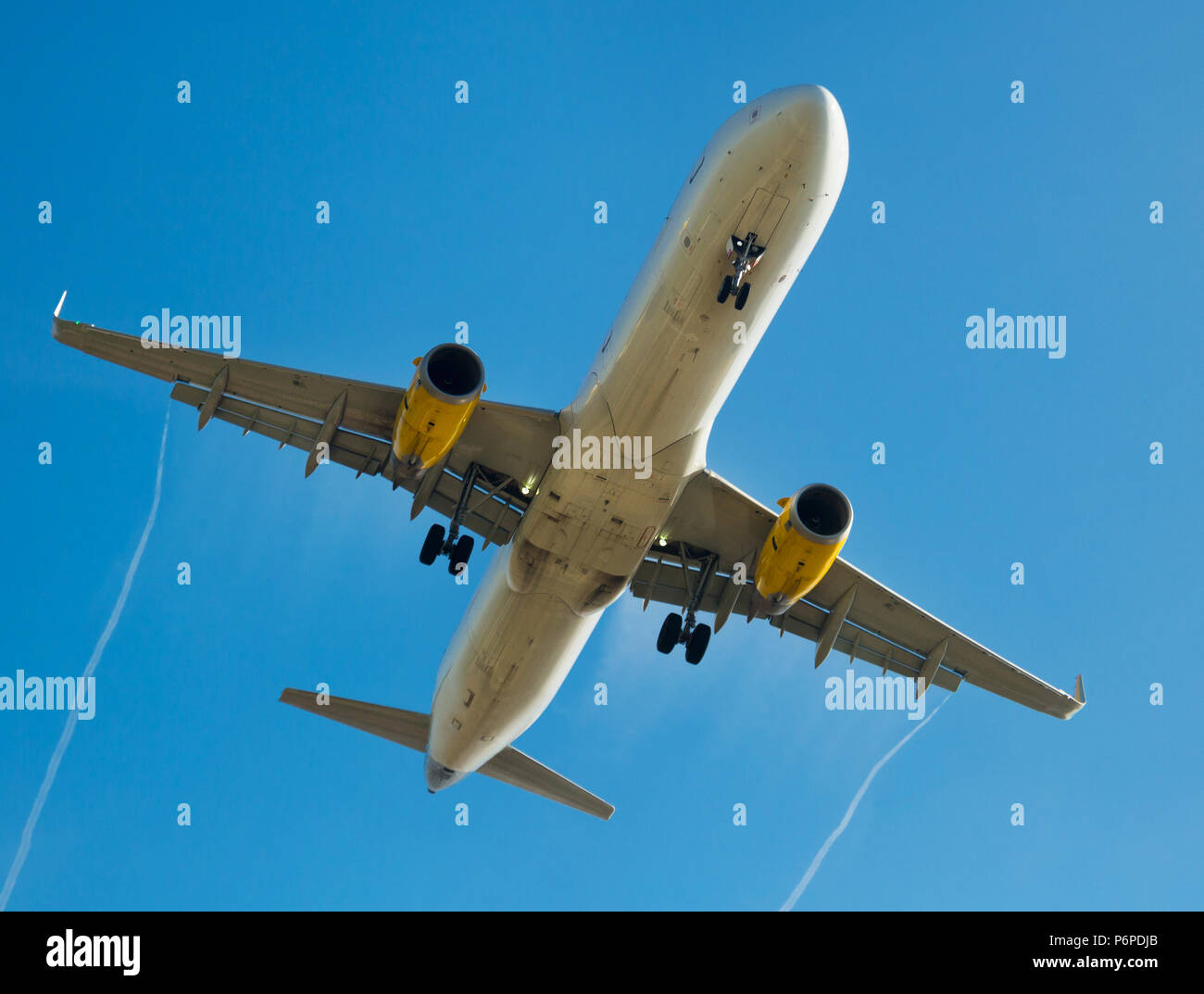 Grand avion de passagers à destination flying in sky Banque D'Images