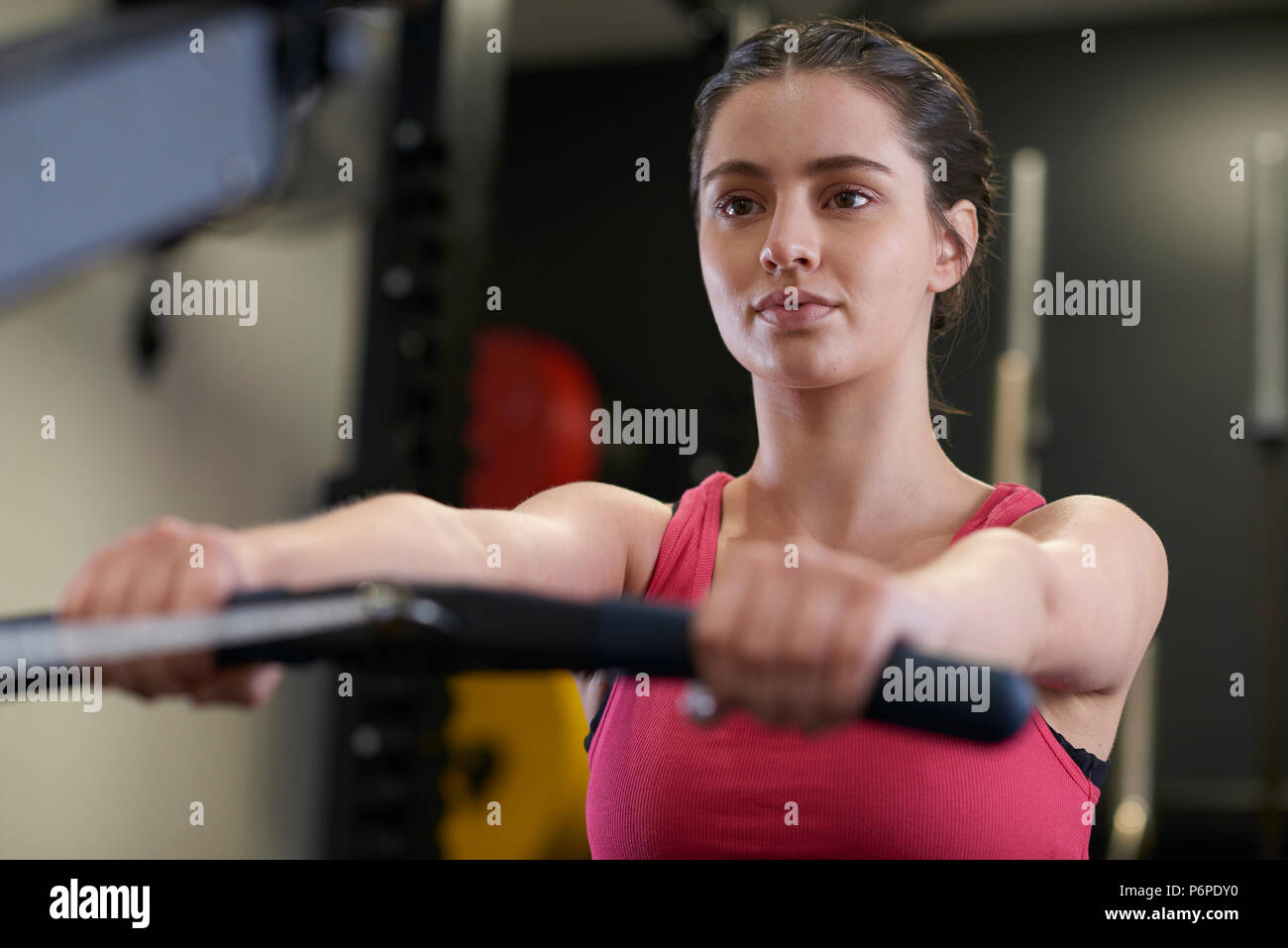 Femme dans l'exercice de sport sur une machine à ramer Banque D'Images
