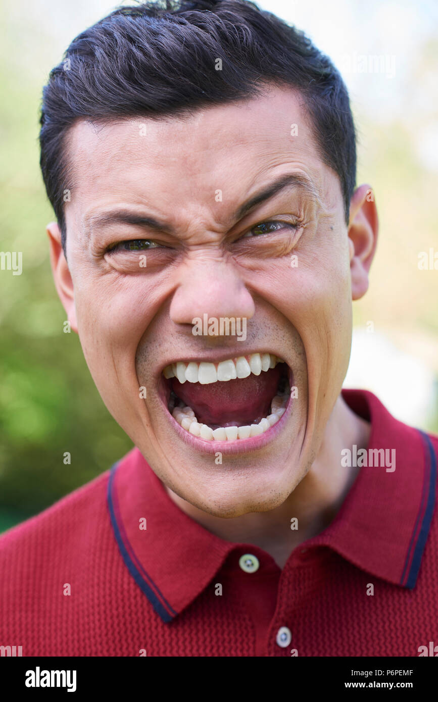 Tourné en plein air de Angry Young Man Shouting at Camera Banque D'Images