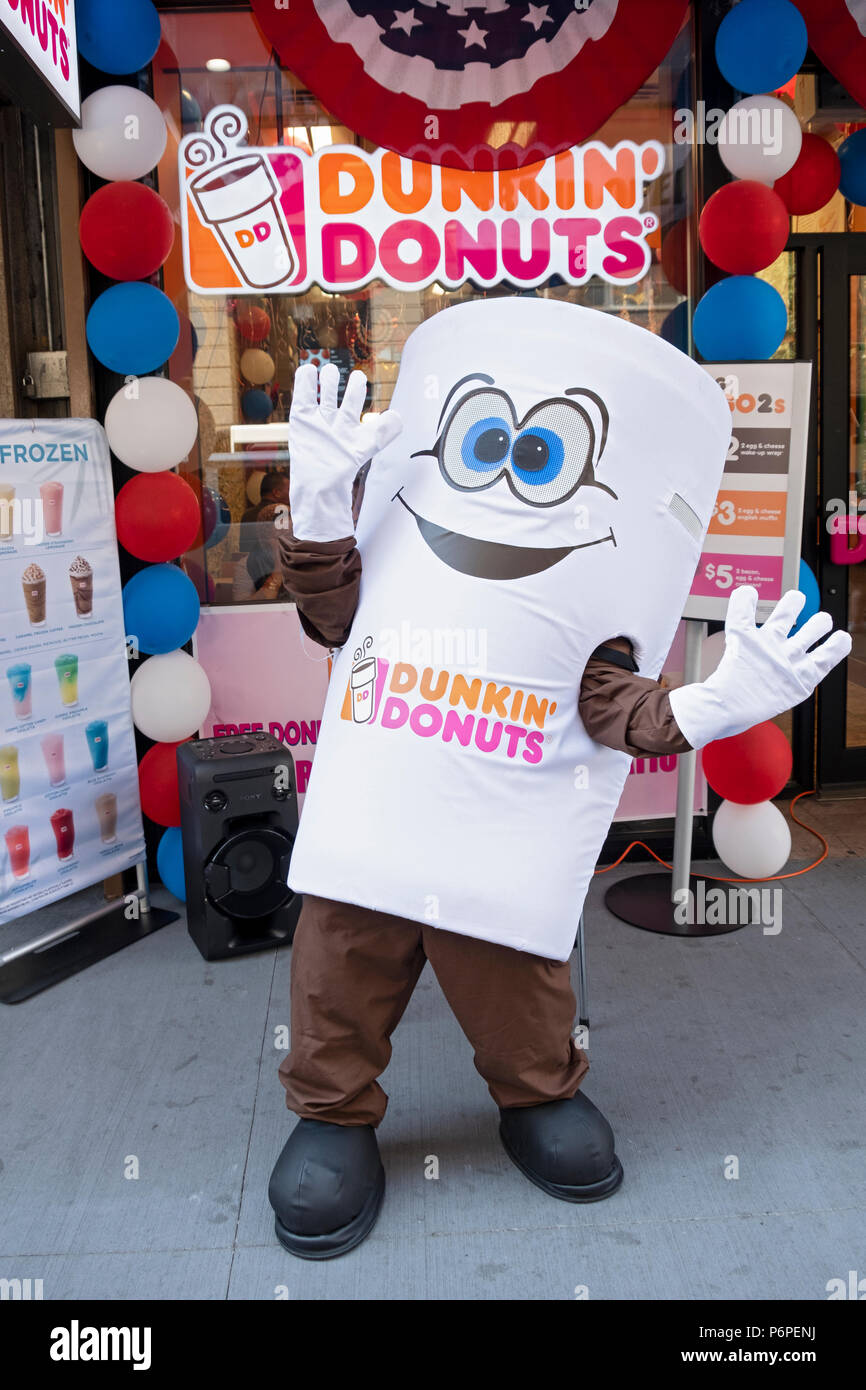 Un homme dans un costume de plein-corps vêtue comme une tasse de café la publicité à l'extérieur de la Dunkin' Donuts shop sur East 14th Street à Manhattan, New York City. Banque D'Images