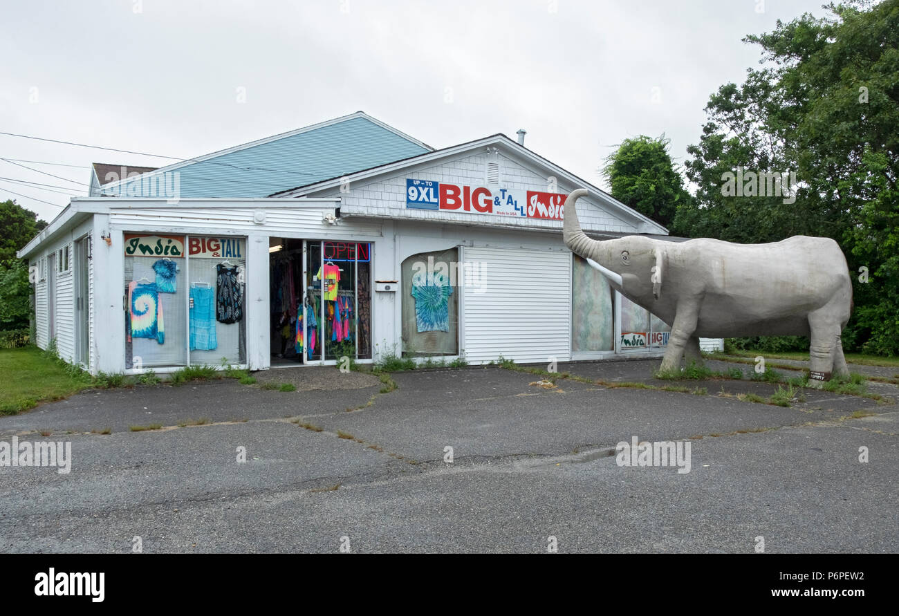 L'Inde Big & Tall shop extérieur avec une statue d'un éléphant à West Yarmouth, MA. Banque D'Images
