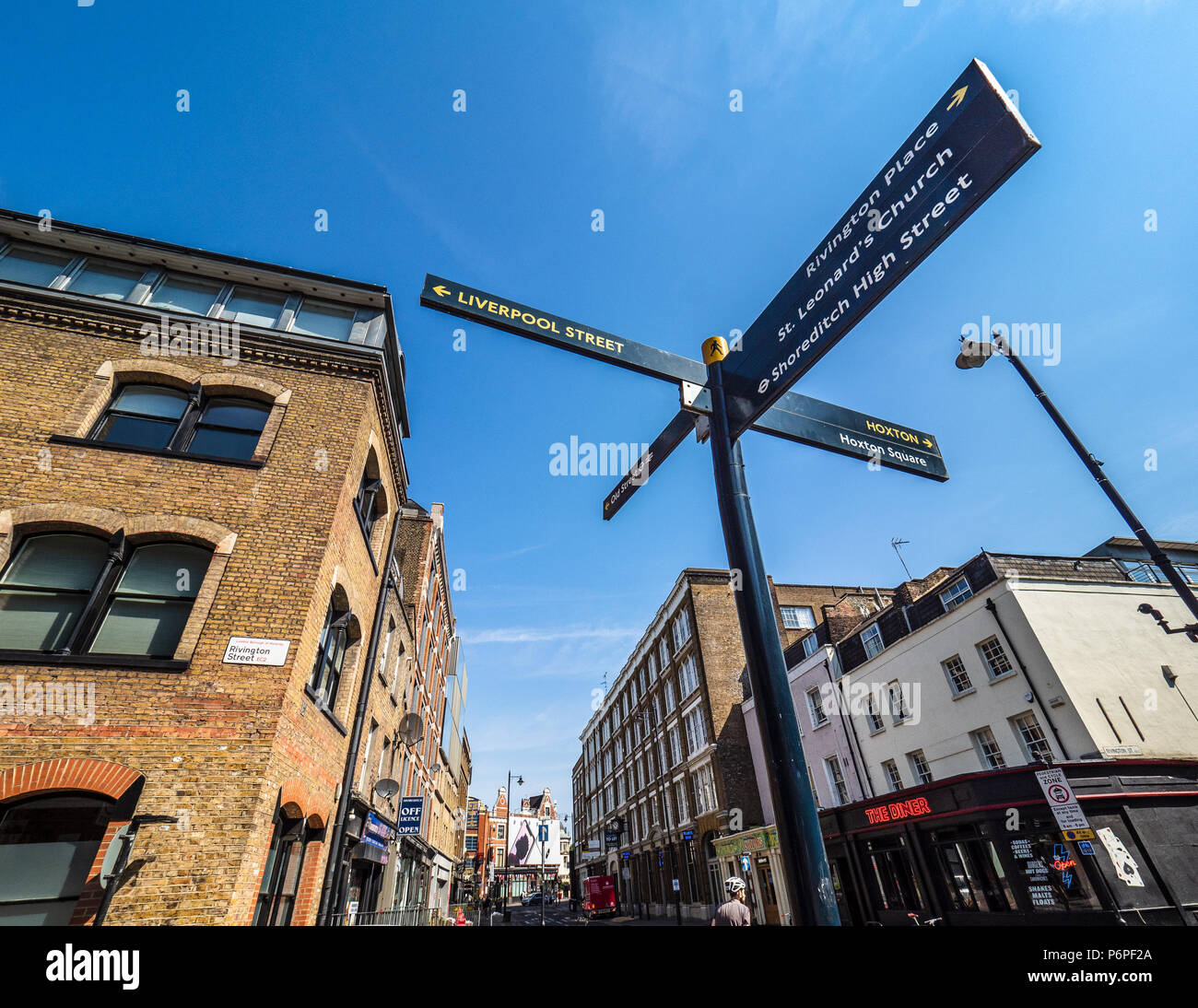 Shoreditch Londres - Signes pointant vers la vieille rue Hoxton et Shoreditch, un quartier dynamique dans l'Est de Londres. Banque D'Images