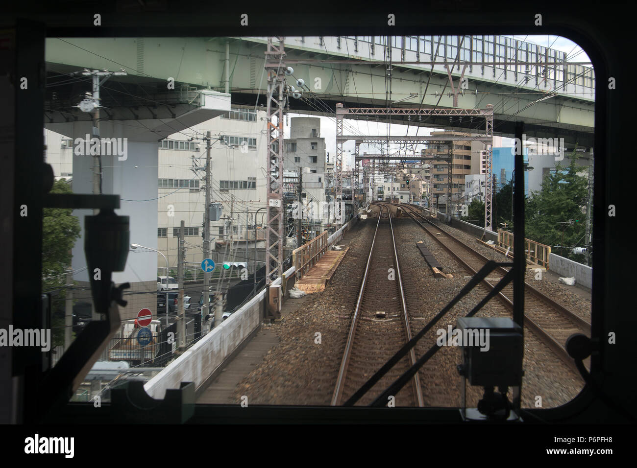 Le trajet en train sur la piste de l'corridor ferroviaire au Japon. Transport ferroviaire sur l'Osaka - route de Kobe, Japon, Keihanshin. Banque D'Images