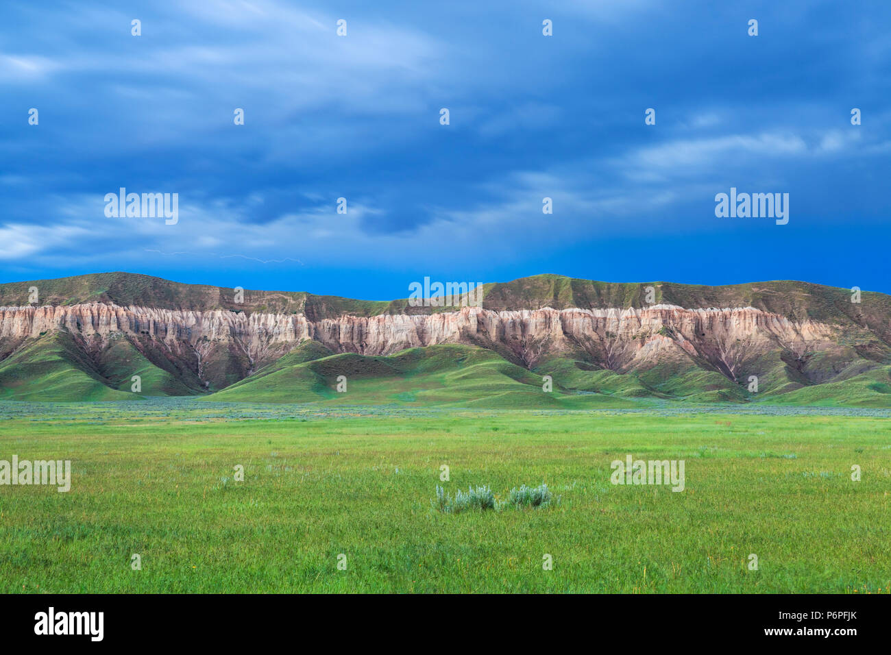 Tempête sur les falaises de craie et des prairies près de Geraldine, Montana Banque D'Images