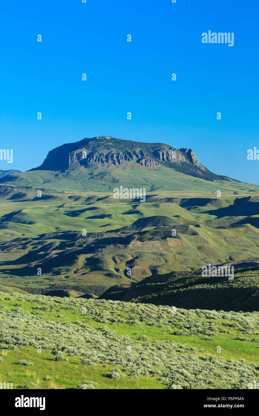 Butte Ronde au-dessus de collines des prairies près de Geraldine, Montana Banque D'Images
