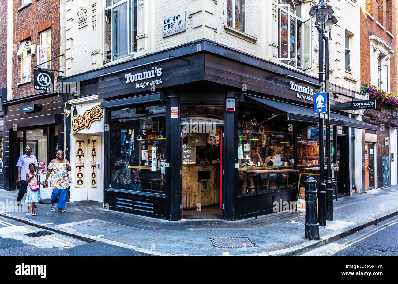 Tommi's Burger Joint, à l'angle de d'Arblay et rue Wardour Street, Soho, London, W1, Angleterre, Royaume-Uni. Banque D'Images