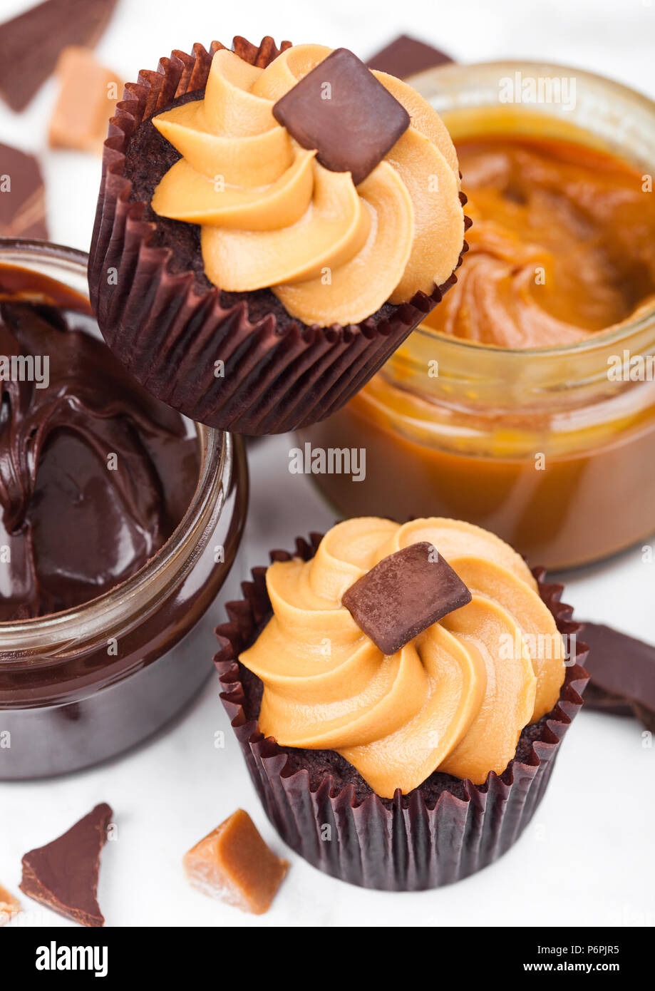 Cupcake au caramel muffins frais et de caramel sur en bord Banque D'Images