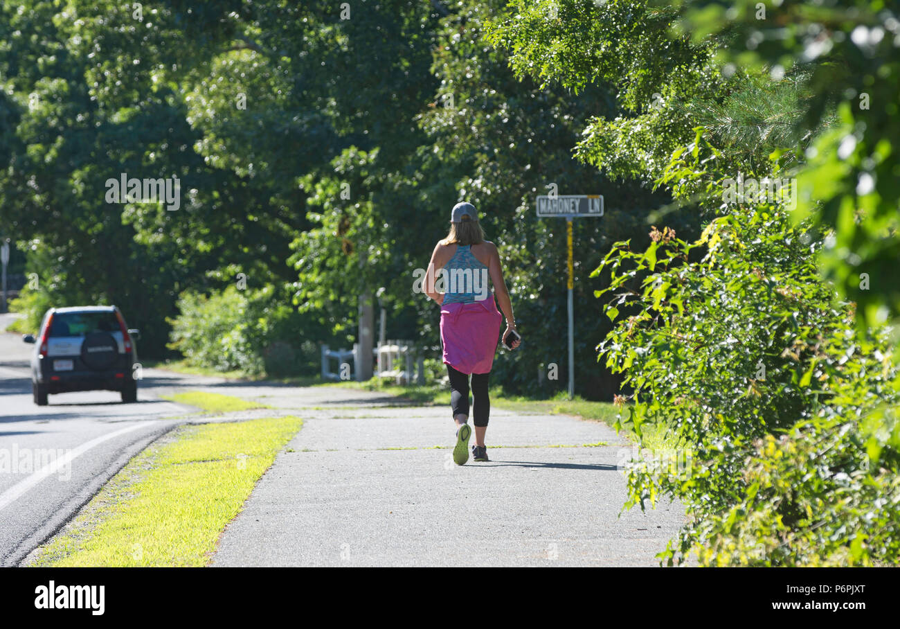 Un jogger le long d'une piste cyclable de Cape Cod. Cape Cod, Massachusetts, USA Banque D'Images