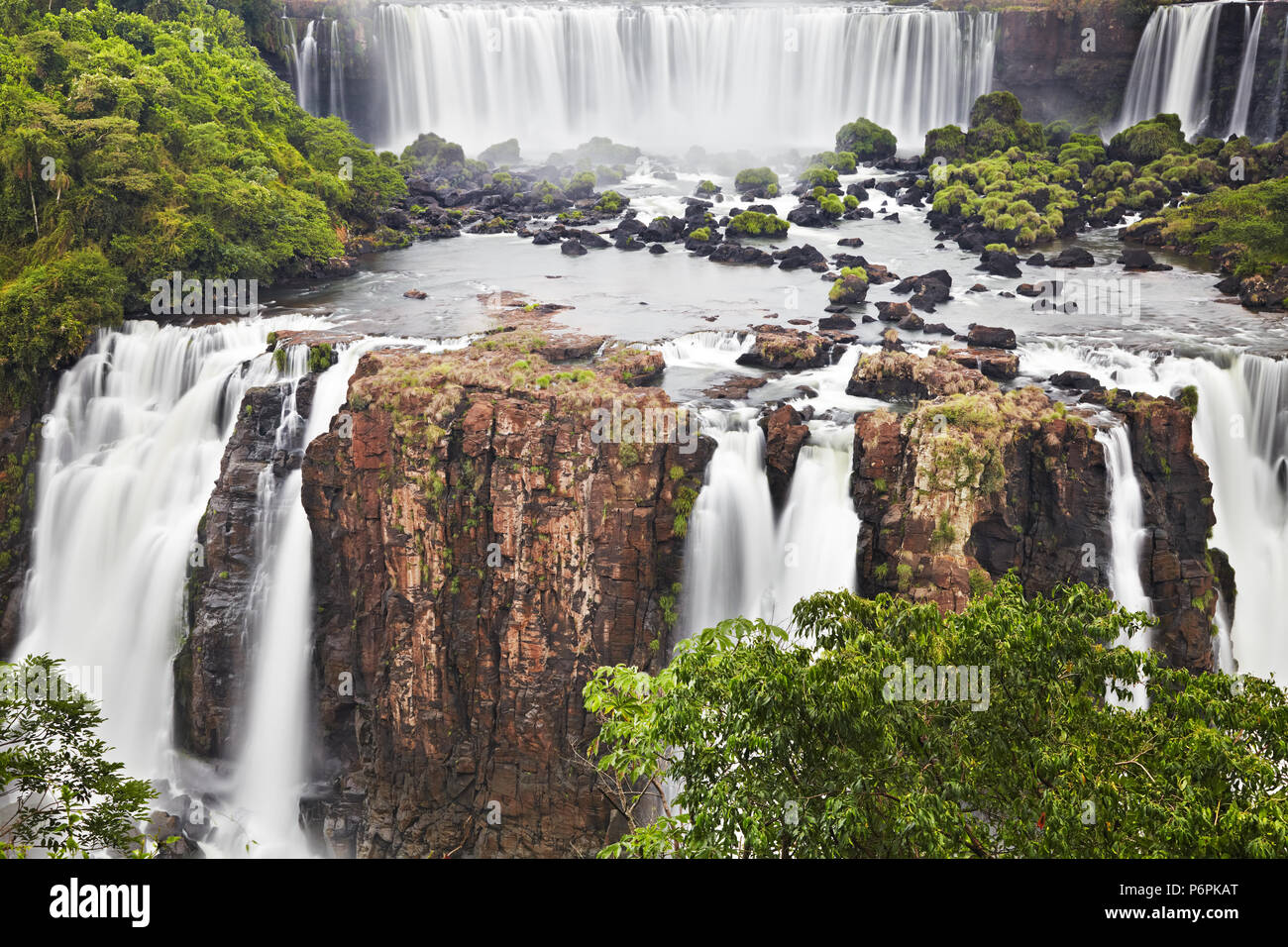Iguassu Falls, la plus grande série de cascades du monde, situé à la frontière brésilienne et argentine, Vue du côté brésilien Banque D'Images