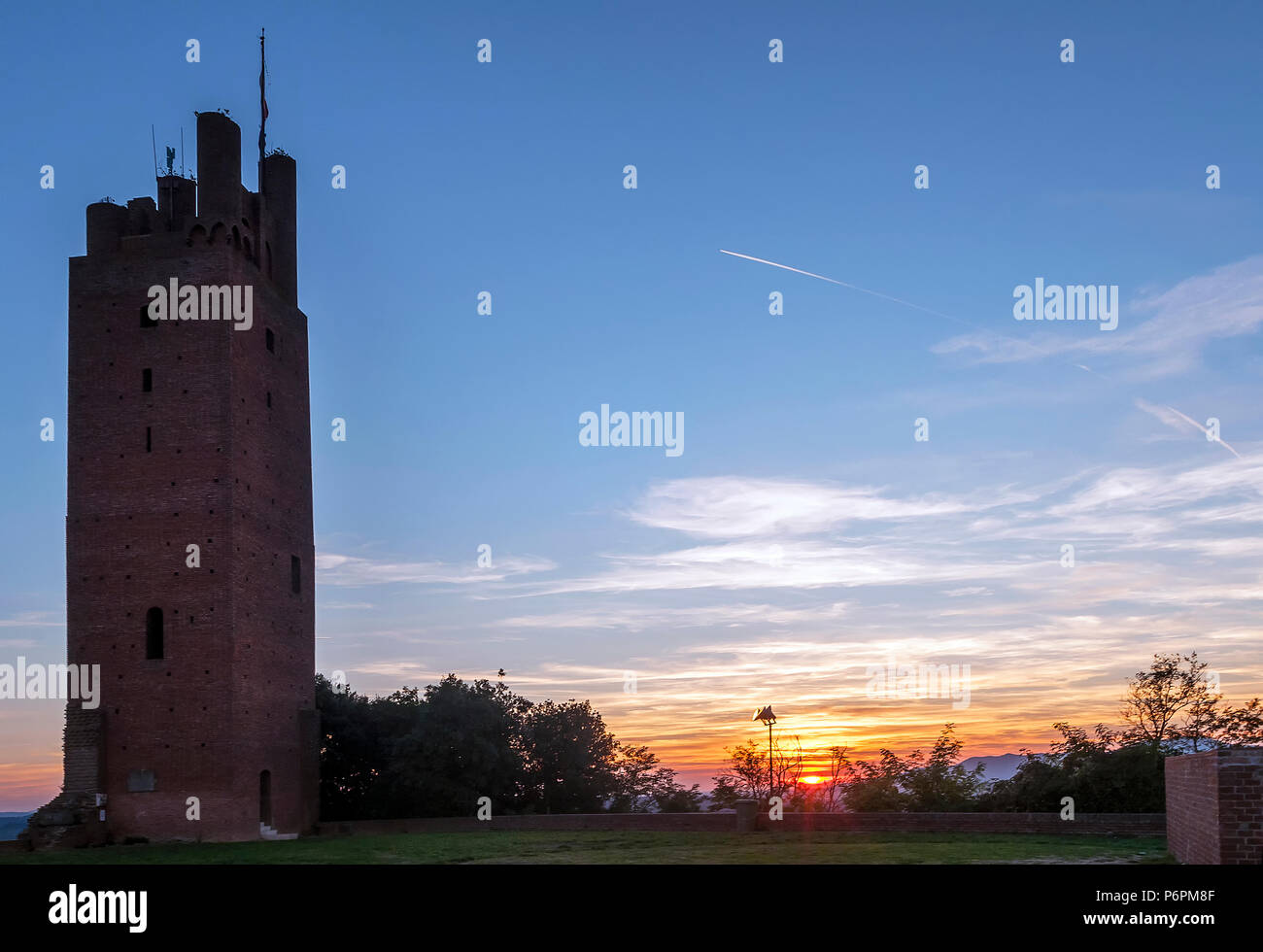 Magnifique coucher de soleil de la Rocca di Federico II de San Miniato, Pise, Toscane, Italie Banque D'Images