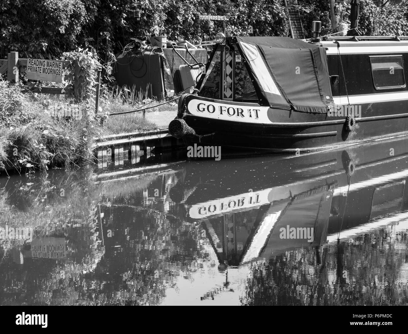 Bateaux étroits, rivière Kennett, quai d'Aldermaston, Berkshire, Angleterre, RU, FR. Banque D'Images
