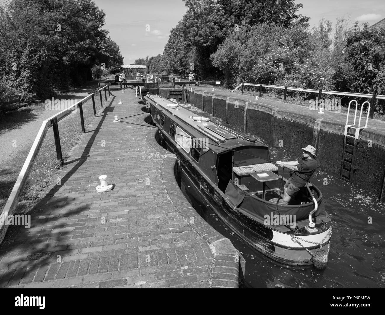 Voyager Bateau étroit, rivière Kennett, quai d'Aldermaston, Berkshire, Angleterre, RU, FR. Banque D'Images
