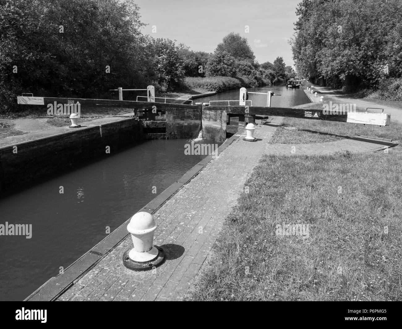 Paddleworth serrure de milieu, quai d'Aldermaston, Berkshire, Angleterre, RU, FR. Banque D'Images