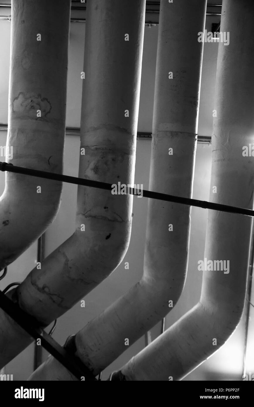 Noir et blanc, les tuyaux tuyaux parallèles alignés Banque D'Images