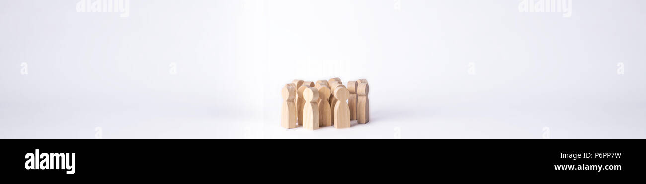 Une foule de gens sur un fond blanc. Les gens restent debout dans la foule et discuter. La coopération et de travailler ensemble. Suit le chef, instinct de troupeau. Un co Banque D'Images