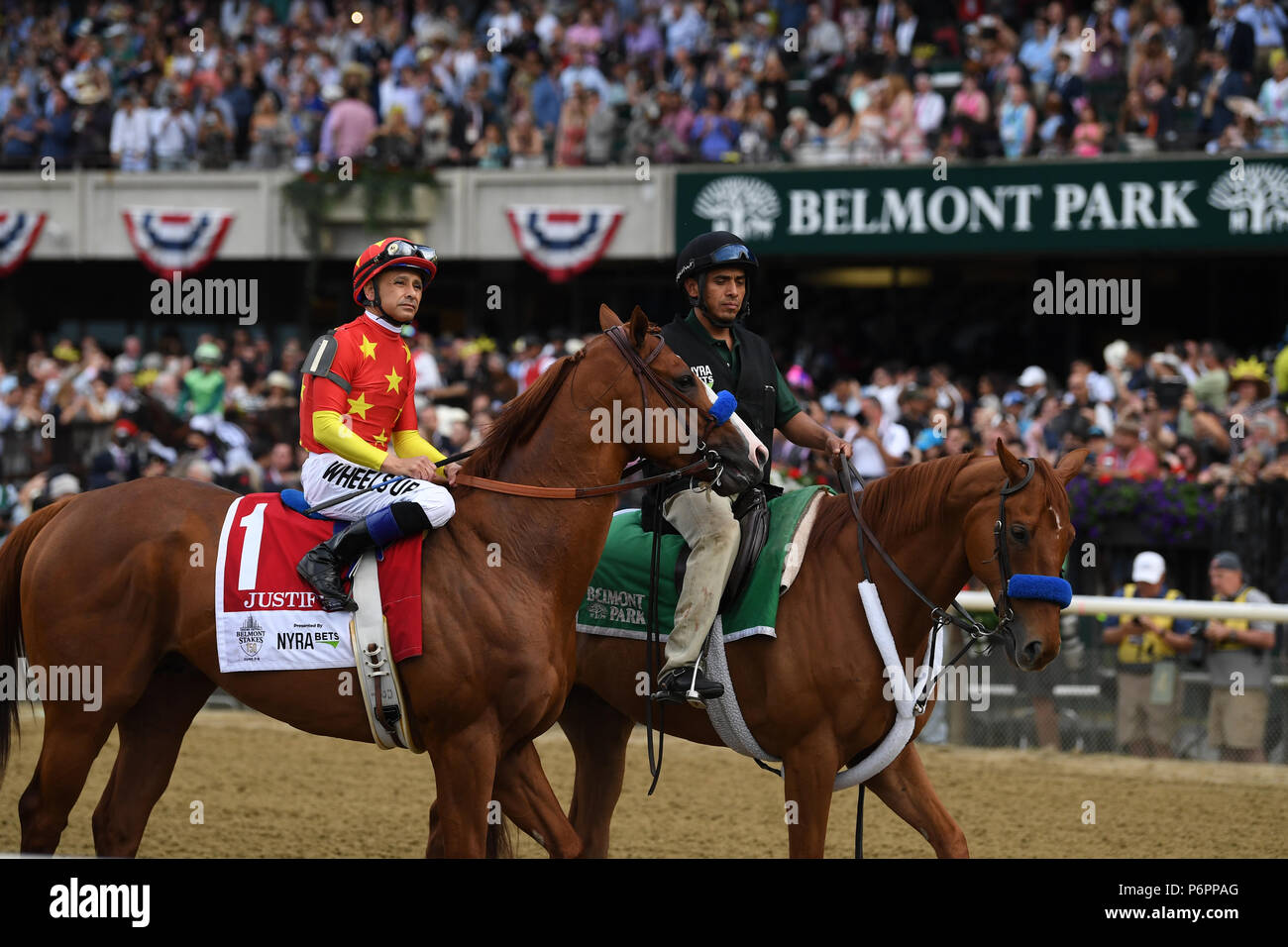 Mike Smith et justifier la tribune autour de parade avant de gagner le 150e Belmont Stakes et de devenir le 13e Triple Couronne gagnant. Banque D'Images